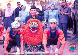 Walikota Cimahi Ir. Itoc Tochija, MM naik singa depok