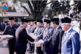 Pemberian Satya Lencana Karya Satya kepada pegawai yang sudah mengabdi selama 10th,15th, dan 20th